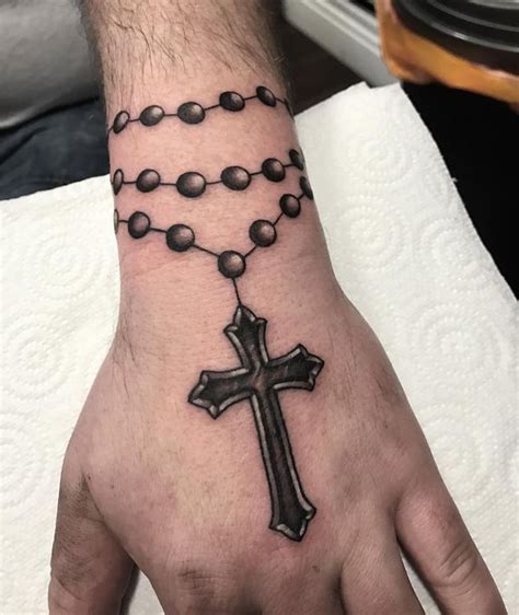 tatuaje de rosario en la mano|95 Tatuajes de Rosarios católicos junto a su。